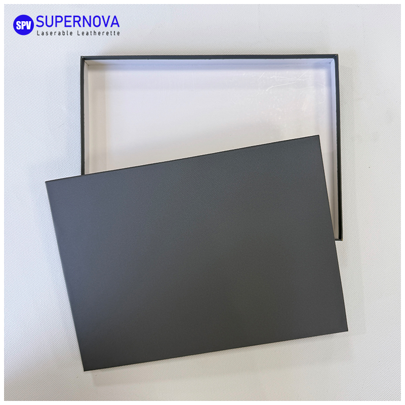 Confezione regalo in carta kraft dorata incisa al laser