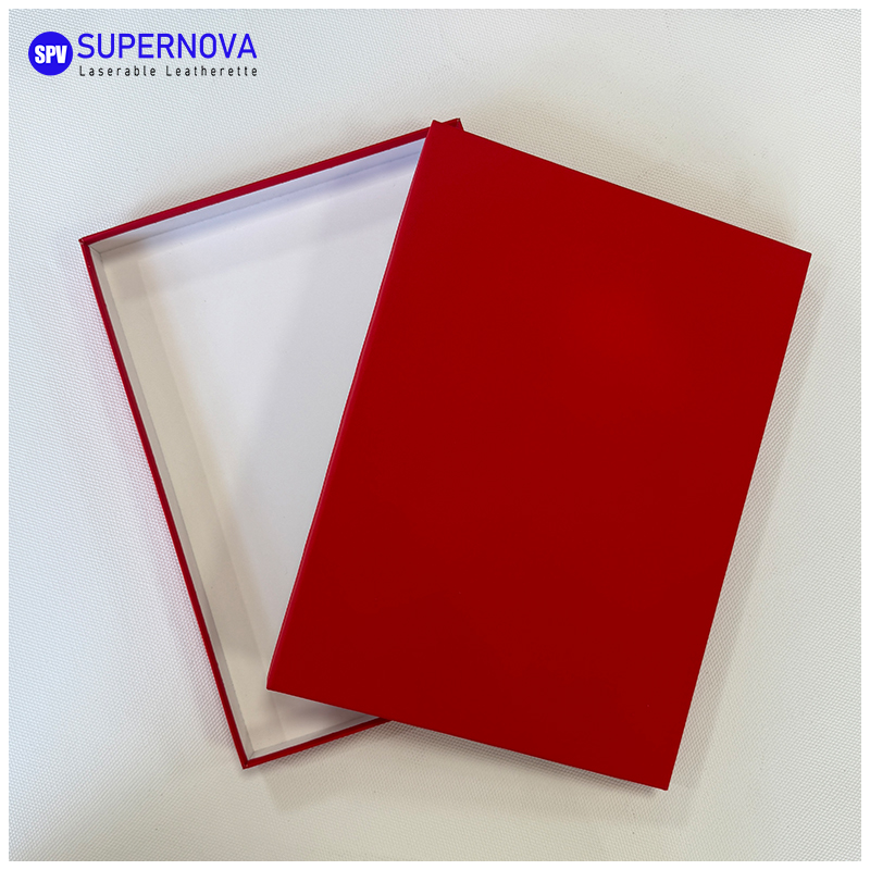 Confezione regalo in carta kraft dorata incisa al laser