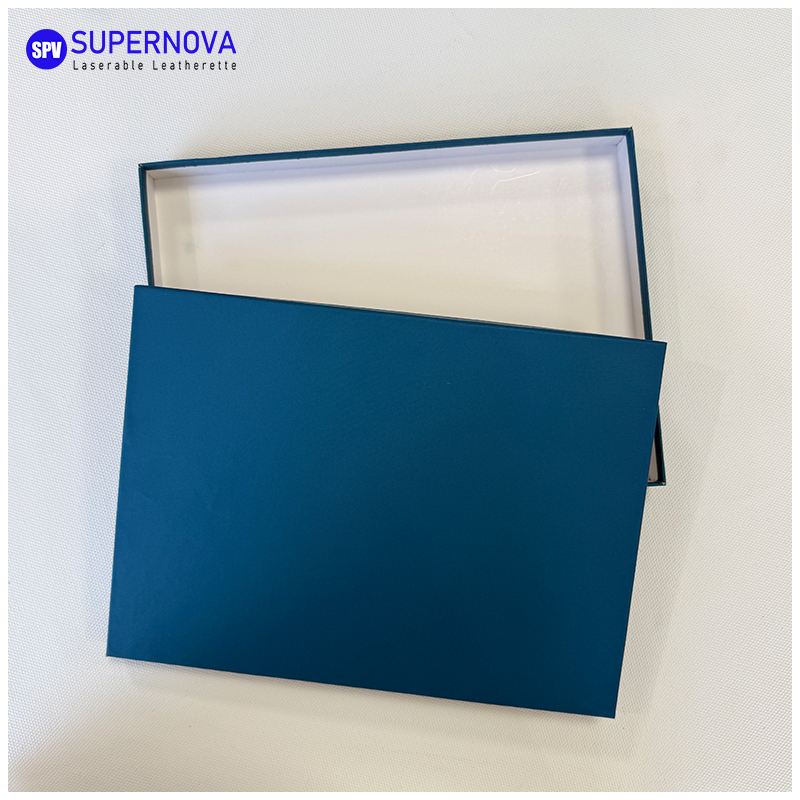 Confezione regalo in carta kraft dorata incisa al laser