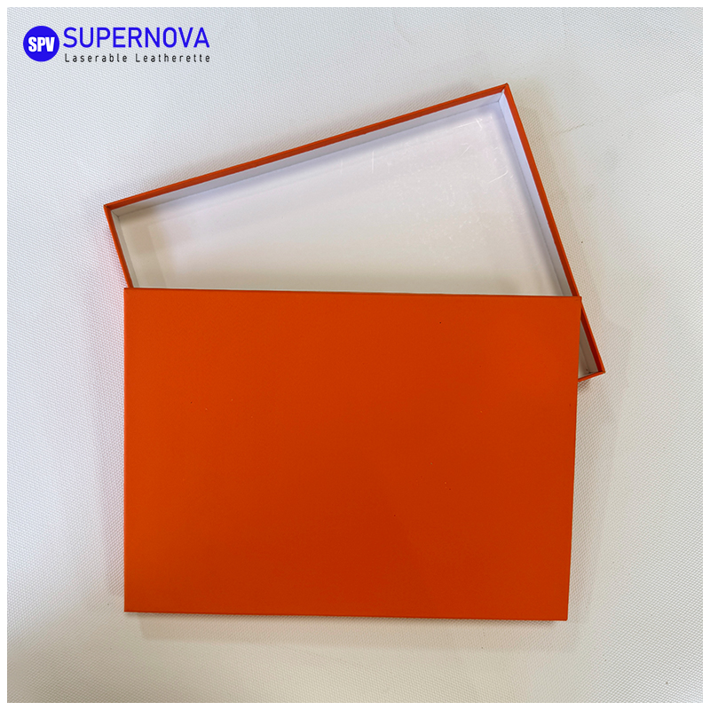 Confezione regalo in carta kraft dorata incisa al laser