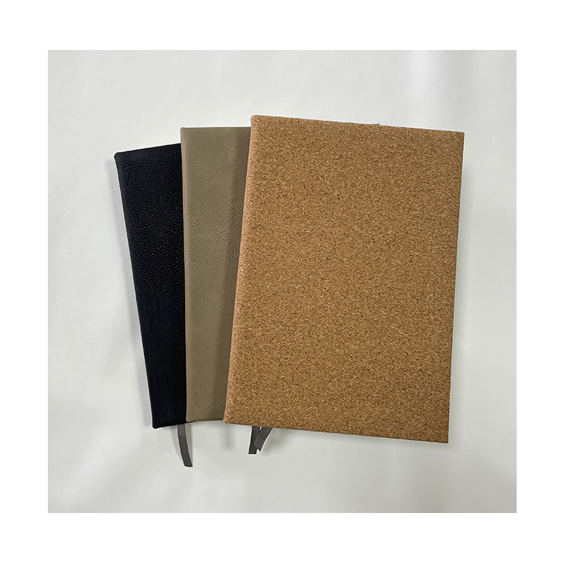 Diari in similpelle 7' x 9 3/4'.