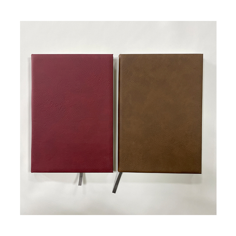 Diari in similpelle 7' x 9 3/4'.