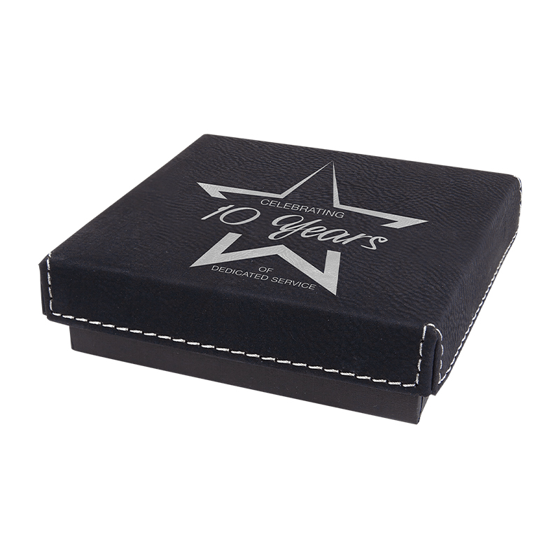 Scatola per medaglie da 3 1/2' x 3 1/2' con coperchio in similpelle laserabile Scatola per medaglie da 3 1/2' x 3 1/2' con coperchio in similpelle laserabile