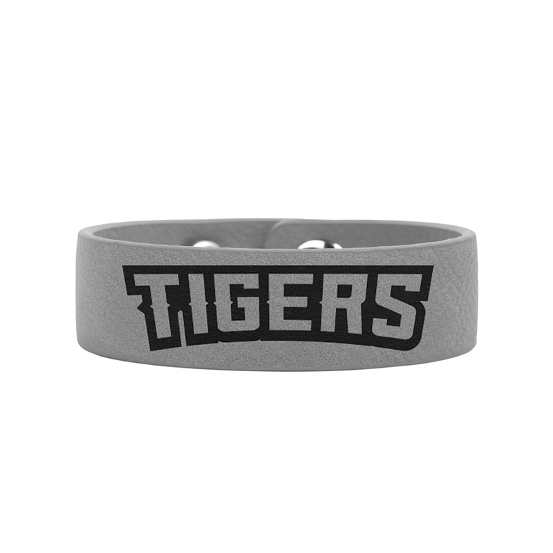 Bracciale in similpelle laserabile da 9 1/2 'x 1'. Bracciale in similpelle laserabile da 9 1/2 'x 1'.