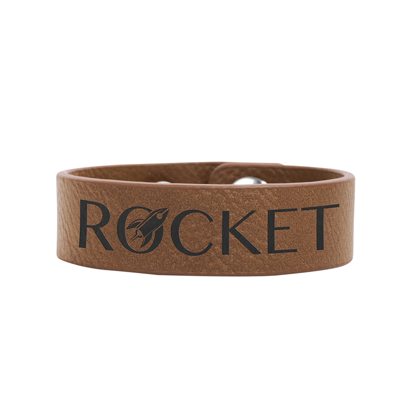 Bracciale in similpelle laserabile da 9 1/2 'x 1'. Bracciale in similpelle laserabile da 9 1/2 'x 1'.