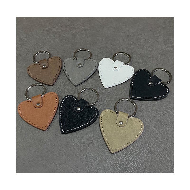 Portachiavi a forma di cuore in similpelle laserabile con bordo oliato Portachiavi a forma di cuore in similpelle laserabile con bordo oliato