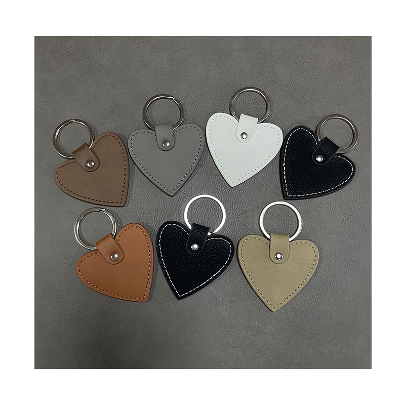 Portachiavi a forma di cuore in similpelle laserabile con bordo oliato Portachiavi a forma di cuore in similpelle laserabile con bordo oliato