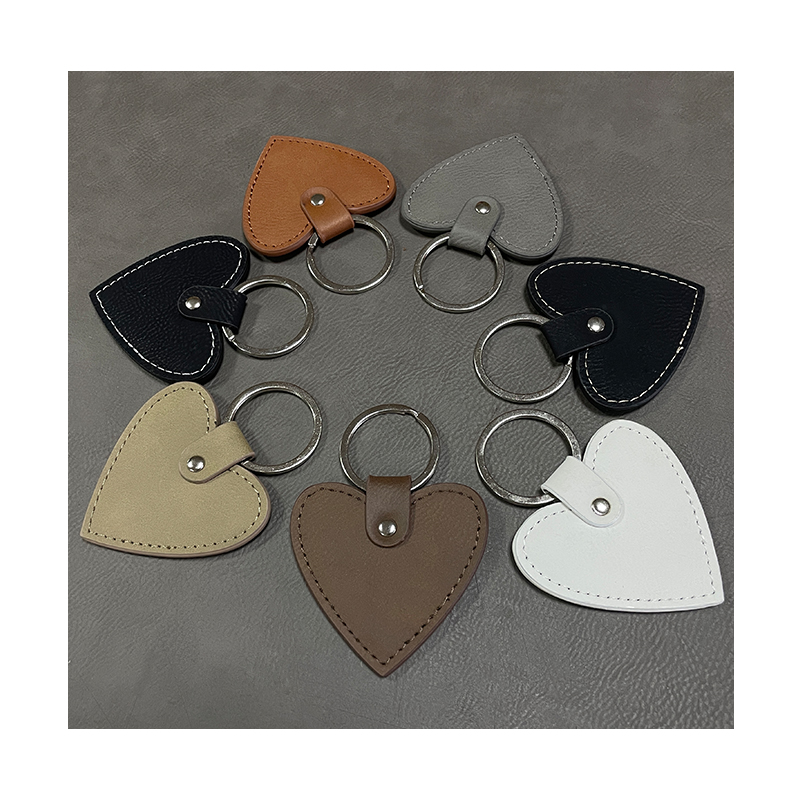 Portachiavi a forma di cuore in similpelle laserabile con bordo oliato Portachiavi a forma di cuore in similpelle laserabile con bordo oliato